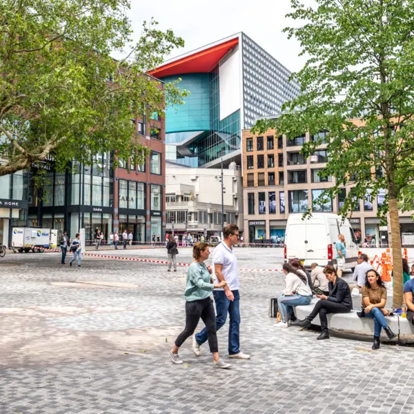 Stadsbeeld mensen op plein